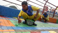 Trotoar pun dicat warna warni untuk menyambut acara tahunan tersebut.