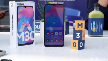 Punya dukungan koneksi 4G LTE, Bluetooth 5.0 dan USB Type C. Tidak ketinggalan ada fingerpirint di bagian belakang. Foto: Adi Fida Rahman/detikINET