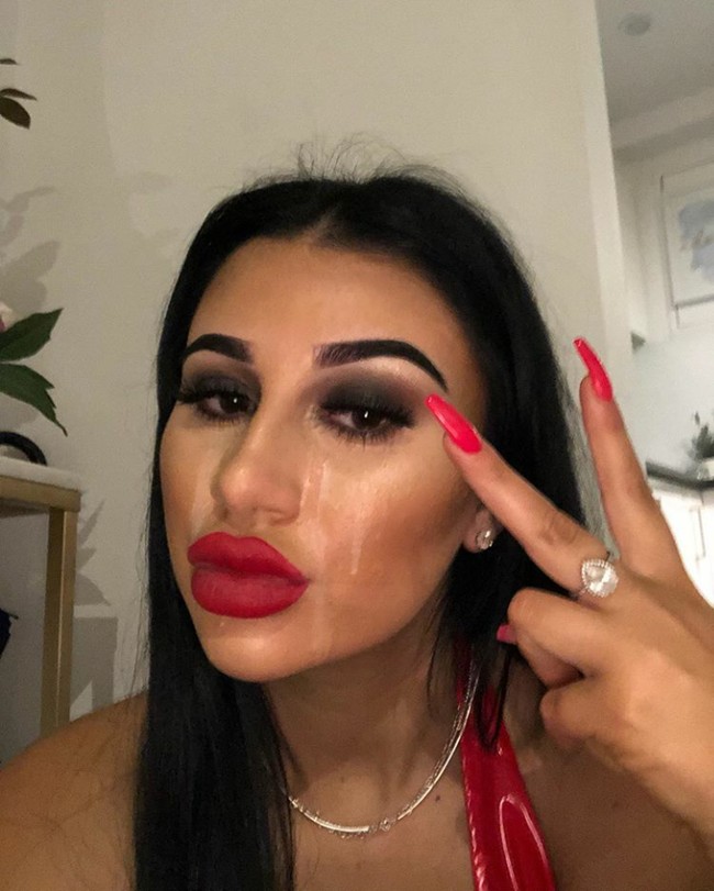 Mikaela pernah jadi viral karena nangis di Instagram karena fitur like di Instagram hilang. Tapi unggahannya tersebut malah dihujat netizen karena dianggap terlalu konyol karena mendewakan media sosial. Foto: Instagram