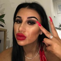 Mikaela pernah jadi viral karena nangis di Instagram karena fitur like di Instagram hilang. Tapi unggahannya tersebut malah dihujat netizen karena dianggap terlalu konyol karena mendewakan media sosial. Foto: Instagram