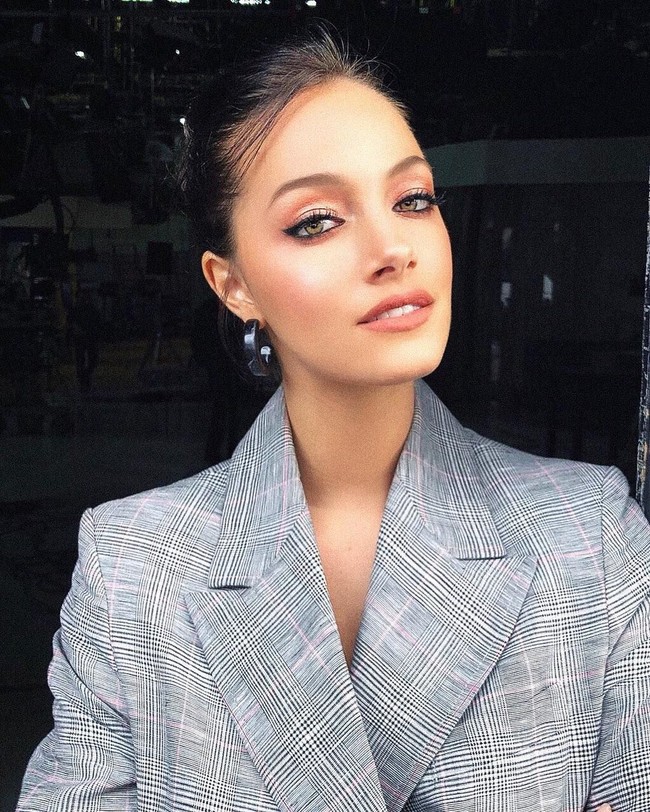 Wanita berusia 23 tahun ini telah menjadi model sampul beberapa majalah. Oriana pernah menjadi model untuk iklan dan kampanye merek besar seperti LOreal dan Cartier. Foto: dok. Instagram @orianasabatini