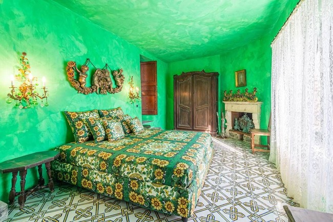 Villa memiliki tujuh kamar tidur dan sembilan kamar mandi yang masing-masing dihias dengan lukisan karya para seniman lokal. Foto: Dok. Lionard Luxury Real Estate