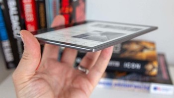 Banyak review yang memuji desain dan layar Amazon Kindle Oasis seri baru ini. Tapi ada kritik soal belum adanya USB Type C serta harga mahal. Foto: Pocket Lint