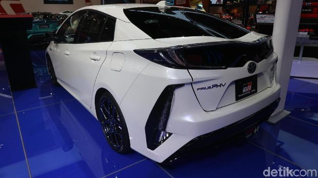 Berbeda dengan Prius hybrid standar, tampilan mobil ini sudah racing banget