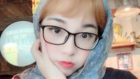 Kimi Hime juga liburan ke Hong Kong. Dia pergi ke Victoria Peak dan cuacanya cukup dingin, jadi Kimi berbalut phasmina (kimi.hime/Instagram)