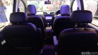 Selain perubahan warna pada interior, Wuling juga menambahkan fitur baru yang memudahkan pengemudi. Salah satunya fitur driver height seat adjuster yang membuat kursi bagian pengemudi dapat dinaik turunkan secara manual.