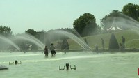 Para turis bahkan tak sendiri. Banyak warga yang juga datang hanya untuk mendinginkan tubuh mereka. Mereka menyiapkan baju renang merayakan hari yang sangat panas. (CNN)