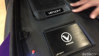 Bagasi XMAX jadi agak berkurang kapasitasnya karena diisi dengan subwoofer dan processor audio Venom. Tapi suaranya tetap keluar meski bagasi ditutup.