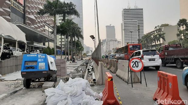 Dikaitkan Polusi, Proyek Trotoar di Bundaran HI Selesai September Nanti