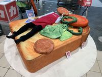 Gemasnya! Tempat Tidur Ini Bentuknya Roti dengan Bantal Tomat