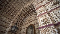 Chapel of Bones, Portugis merupakan kapel dengan kumpulan dari tengkorak para biksu yang meninggal pada abad ke 16. Yang paling menyeramkan adalah dua tengkorak yang tidak diketahui asal-usulnya, menggantung begitu saja di dalam ruangan dengan tengkorak dan tulang-belulang manusia tertempel di dinding. (iStock)