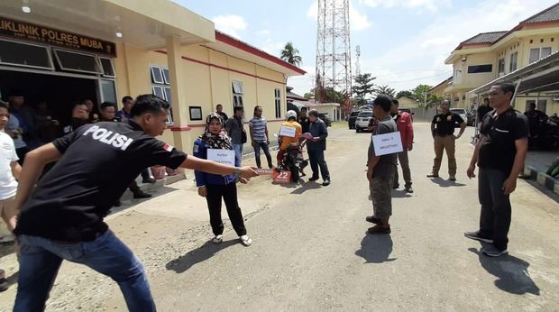 Rekonstruksi pembakaran pacar karena tidak terima diputuskan.