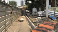 Proyek pelebaran trotoar ini disebut sebagai salah satu penyebab makin parahnya polusi udara di Jakarta  (Foto: Rolando/detikcom)