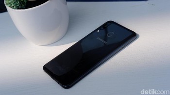 Bagian belakangnya menyajikan warna gradasi. Foto: Adi Fida Rahman/detikINET