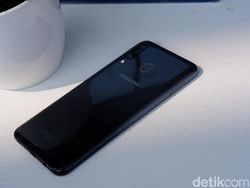 Unboxing Samsung Galaxy M30, Ponsel Baterai Jumbo Rp 3 Jutaan