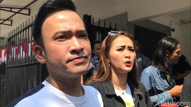 Jenguk Nunung, Ruben-Vega Bergurau Beli Sabu dengan Modus Perhiasaan