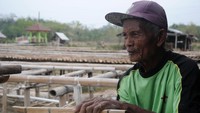 Menurut warga, tambak garam di Desa Jono ini telah ada sejak jaman kolonial Belanda.