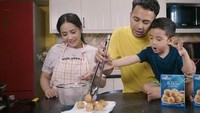 Dikenal sebagai keluarga yang romantis, pasangan Raffi Ahmad dan Nagita Slavina kompak masak bersama dengan anak semata wayangnya, Rafathar. Foto: Istimewa