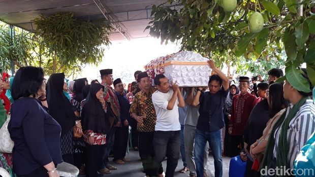 Jenazah korban kecelakaan truk tabrak puskesmas dimakamkan di Boyolali.