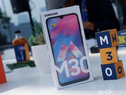Unboxing Samsung Galaxy M30, Ponsel Baterai Jumbo Rp 3 Jutaan