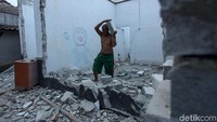 Rumah yang telah puluhan tahun ditempati ini harus rela dilepaskan demi lancarnya perluasan runway 3 bandara Soekarno Hatta.