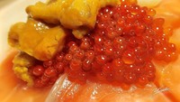 Duh, apalagi yang satu ini. Telur ikan dan irisan daging salmonnya kelihatan segar dan menggoda.  Foto: Twitter @yonyon76