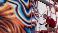 Snyder memiliki pengalaman dalam menciptakan arsitektur lintas disiplin seperti infrastruktur transportasi ke perumahan dan lukisan mural berukuran besar pada instalasi di ruang publik.