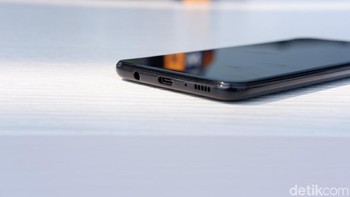 Baterainya berkapasitas 5.000 mAh dengan pengisian cepat 15W. Foto: Adi Fida Rahman/detikINET