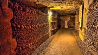Les Catacombes, objek wisata paling mengerikan di Paris. Ada lebih dari 6 juta tengkorak bersemayam di sini. Selain itu, tempat ini juga sangat bersejarah karena umurnya dan juga kisah di baliknya. (iStock)