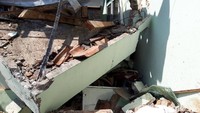 Selanjutnya masuk ke pekarangan Puskesmas dan menabrak sebagian bangunannya. Truk juga menabrak korban di halaman samping Puskesmas. 