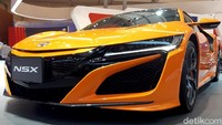 Honda NSX menghadirkan akselerasi linier dan kuat yang disempurnakan melalui penciptaan Sport Hybrid SH-AWD (Super Handling All-Wheel Drive).
