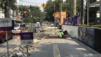 Pantauan detikcom, di Jalan Cikin Raya, Menteng, Jakarta Pusat, Kamis (25/7/2019), pada pukul 13.50 WIB di sebagian besar proyek trotoar belum selesai dikerjakan. (Foto: Rolando/detikcom)