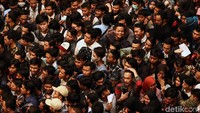 Sejumlah pencari kerja berdesakan menunggu giliran masuk ajang Job Fair Cilegon di Mall Bale Kota Tangerang, Kamis (25/7/2019).