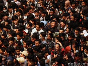 Penampakan Ribuan Pencari Kerja Serbu Job Fair Cilegon