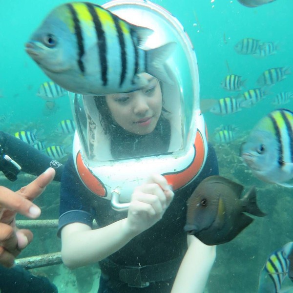 Kimi Hime juga mencoba Seawalking di Tanjung Benoa, Bali. Dia mengaku sempat punya thalassophobia atau fobia laut, tapi sekarang tidak lagi. (kimi.hime/Instagram) Kimi Hime juga mencoba Seawalking di Tanjung Benoa, Bali. Dia mengaku sempat punya thalassophobia atau fobia laut, tapi sekarang tidak lagi. (kimi.hime/Instagram)