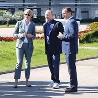 Biasa memakai sepatu formal, Presiden Rusia Vladimir Putin tampil semi kasual dengan padanan setelan jas dan jeans saat berkunjung ke Sochi beberapa waktu lalu. Tidak ketinggalan, sepasang sneakers putih menjadi pilihan untuk alas kaki. (Foto: Russia Today)