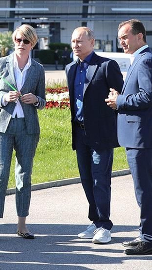 Biasa memakai sepatu formal, Presiden Rusia Vladimir Putin tampil semi kasual dengan padanan setelan jas dan jeans saat berkunjung ke Sochi beberapa waktu lalu. Tidak ketinggalan, sepasang sneakers putih menjadi pilihan untuk alas kaki. (Foto: Russia Today)