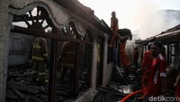 Rumah yang padat dan berdempetan menyebabkan api cepat menjalar.