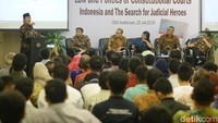 Para pembicara menyimak pemaparan yang disampaikan Jimly Asshiddiqie.