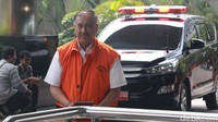 Mengenakan rompi oranye, Markus Nari akan menjalani pemeriksaan terkait kasus korupsi proyek pengadaan KTP elektronik.