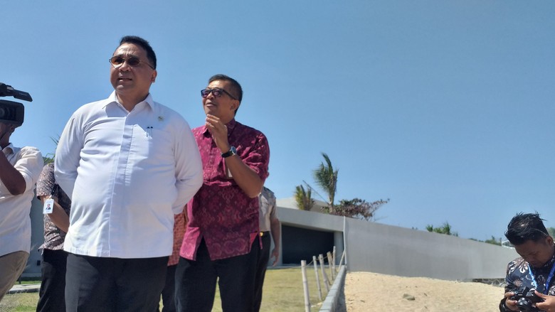 Tinjau KEK Mandalika, Mendes Cek Toilet Sampai Sirkuit Tinjau KEK Mandalika, Mendes Cek Toilet Sampai Sirkuit