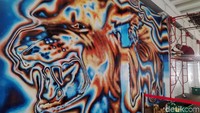 Seorang seniman asal Berlin bernama Snyder tengah membuat mural di sisi terowongan Kendal, Jakarta, Kamis (25/7/2019).