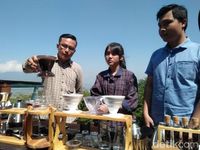 Asyiknya Belajar 'Manual Brewing' dengan Panorama Gunung Merbabu