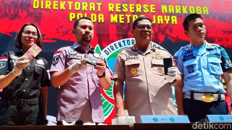 Skema Peredaran Sabu ke Nunung: Diatur dari Lapas-Ditempel di Tiang Listrik Skema Peredaran Sabu ke Nunung: Diatur dari Lapas-Ditempel di Tiang Listrik