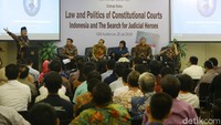 Jimly Asshiddiqie memberikan sambutan dalam acara diskusi buku Law and Politics of Constitutional Courts, Indonesia and The Search of Judicial Heroes di Jakarta, Kamis (25/7/2019). 