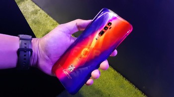 Pada bagian layar ponsel terdapat logo besar FC Barcelona yang merupakan hasil dari teknologi heat press. Kalau dipegang itu halus belakangnya, ujar Rio Dewanto yang menjadi Brand Ambassador Oppo Reno FC Barcelona. Foto: Aisyah Kamaliah/detikINET