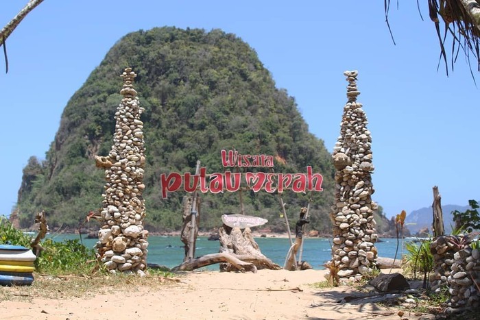 Menpar Bagikan 10 Stand Up Paddle Board untuk Banyuwangi