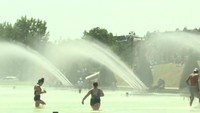 Semakin siang, kolam Menara Eiffel semakin ramai. Wisatawan yang tadinya hanya datang untuk melihat Eiffel tak melewatkan kesempatan untuk masuk ke dalam kolam seperti yang lain. (CNN)
