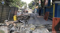 Sebagian besar sisa proyek jalan memang belum sepenuhnya selesai. Masih tersisa pipa besar, kayu, seng, dan besi-besi. (Foto: Rolando/detikcom)