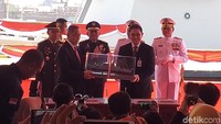 Hadir dalam acara serah terima kapal KCR 60 KRI Kerambit-627 Menteri Pertahanan Jenderal TNI (Pur) Ryamizard Ryacudu bersama istri Nora Ryamizard Ryacudu didampingi Ketua Umum Jalasenastri Manik Siwi Sukma Adji.